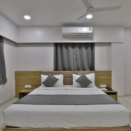 Hotel Monville Group Vadodara Ngoại thất bức ảnh