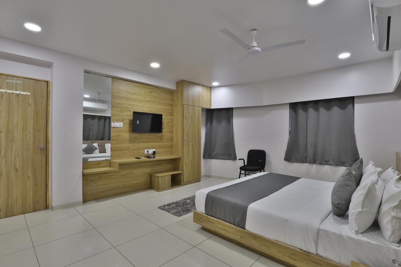 Hotel Monville Group Vadodara Ngoại thất bức ảnh