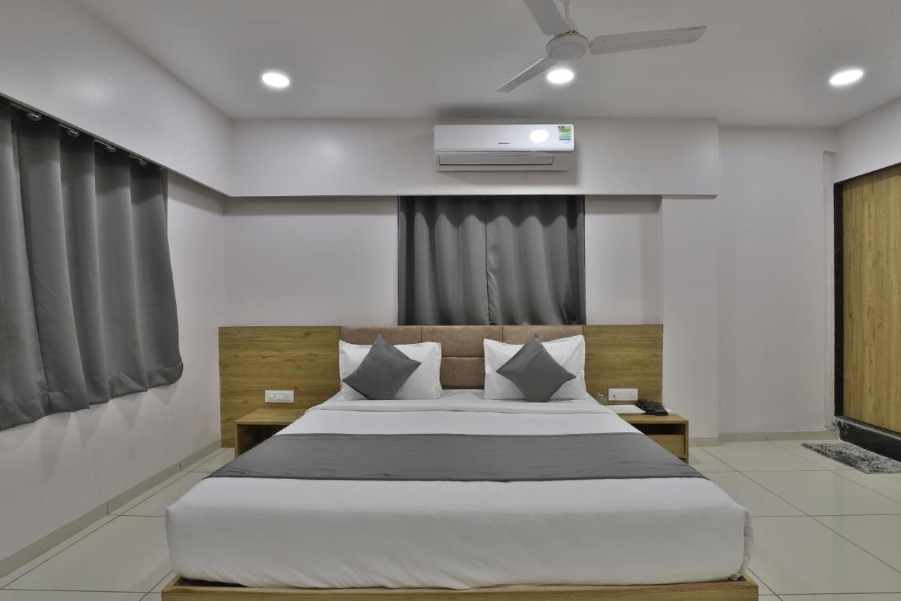 Hotel Monville Group Vadodara Ngoại thất bức ảnh