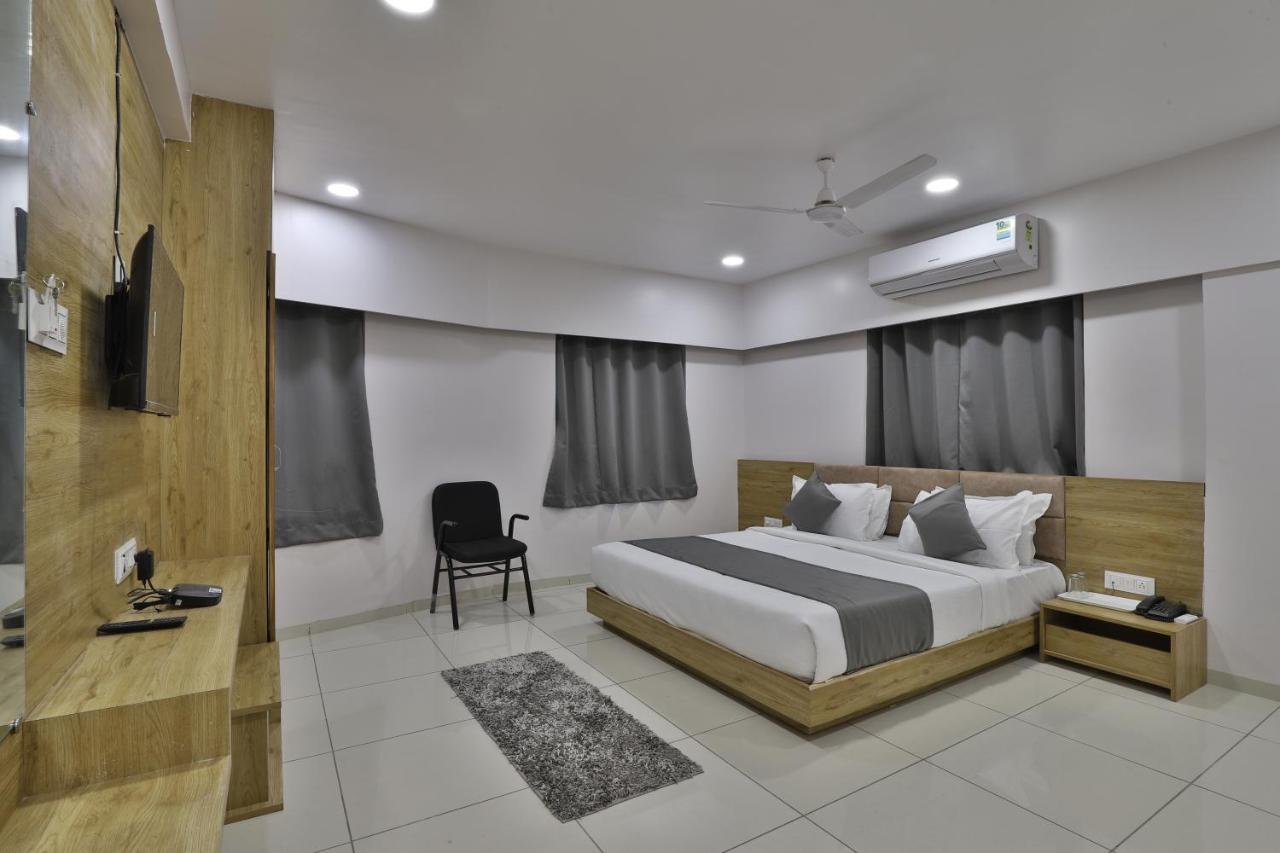 Hotel Monville Group Vadodara Ngoại thất bức ảnh