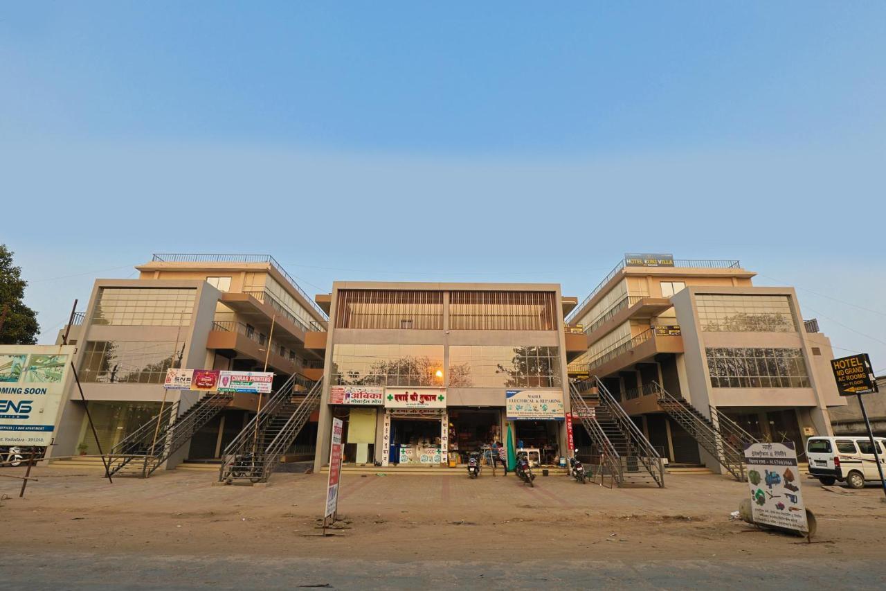 Hotel Monville Group Vadodara Ngoại thất bức ảnh