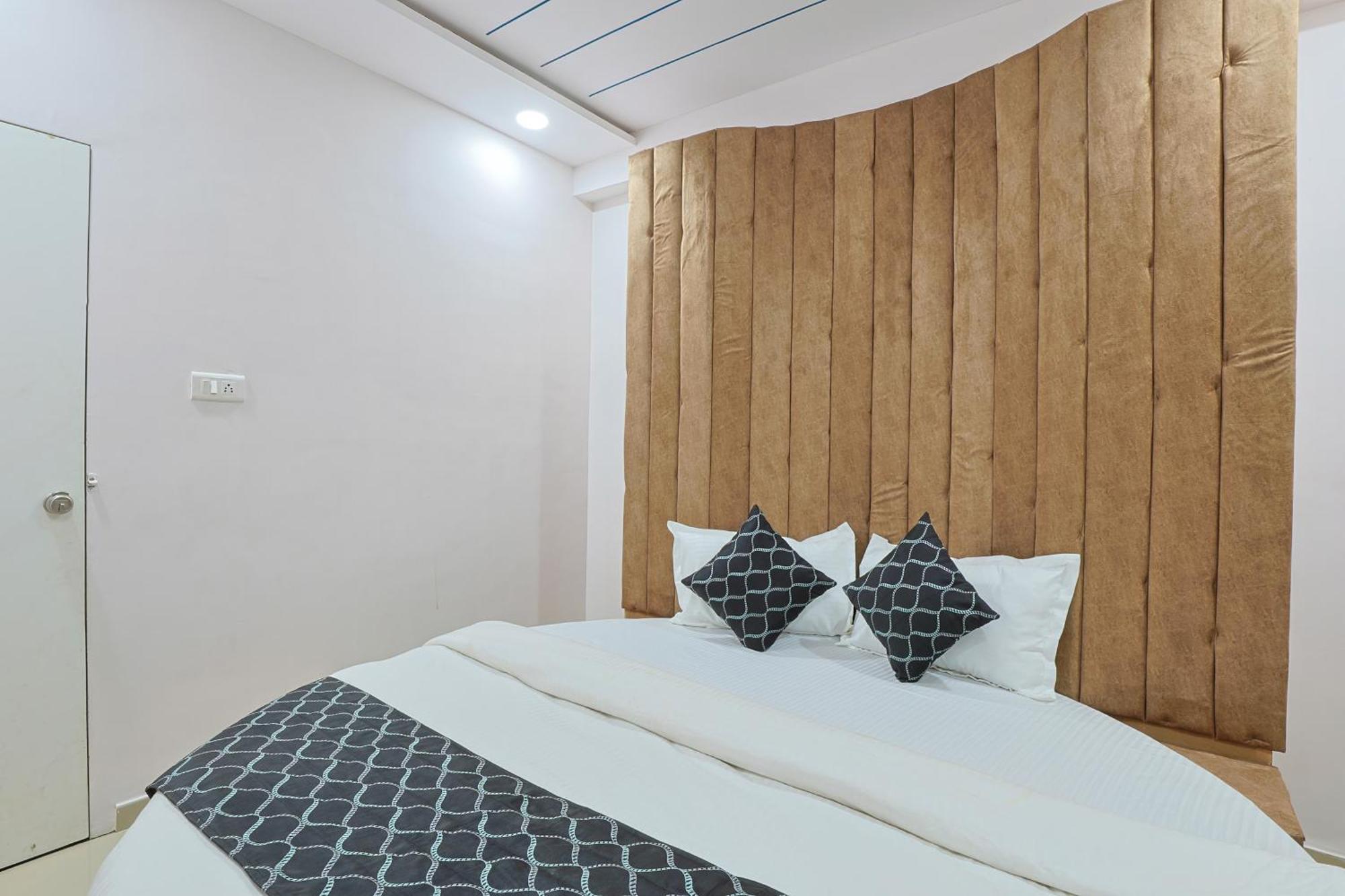 Hotel Monville Group Vadodara Ngoại thất bức ảnh